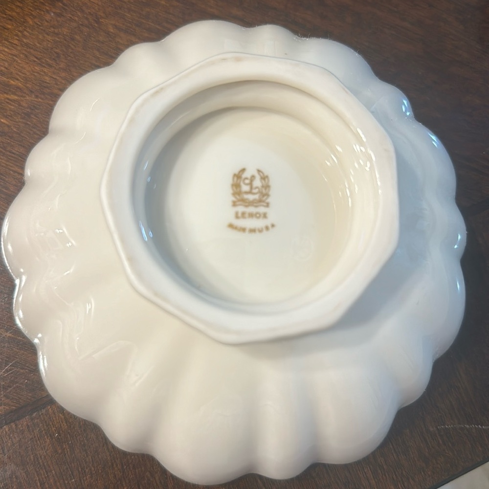 Decor bowl in perfect condition cream color.